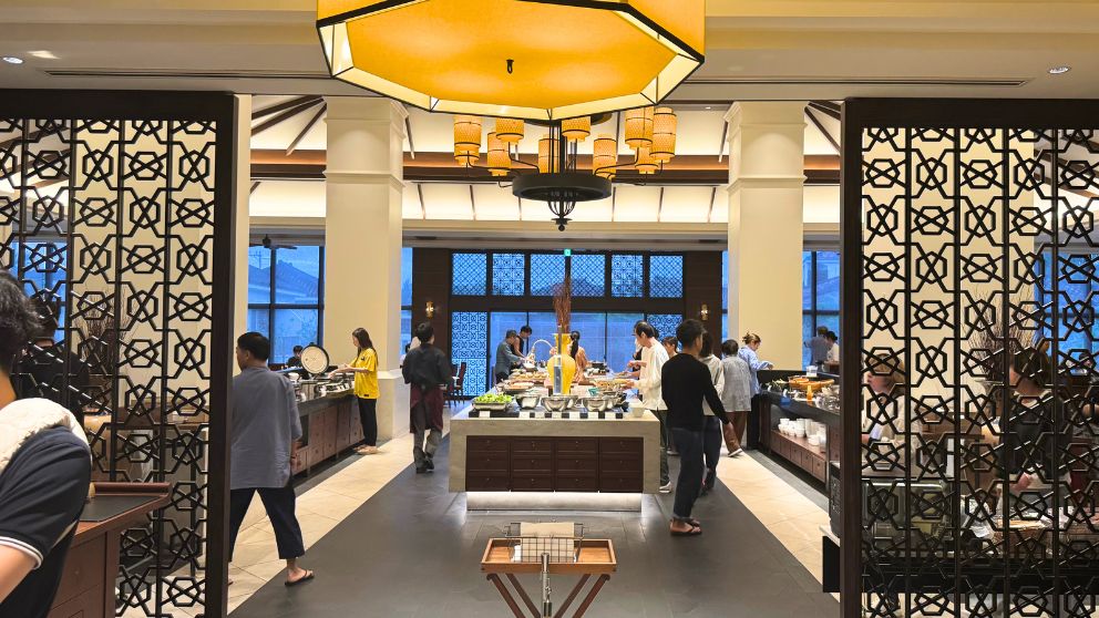 フサキビーチリゾートのレストラン、琉球新天地の入り口からみた内部の様子