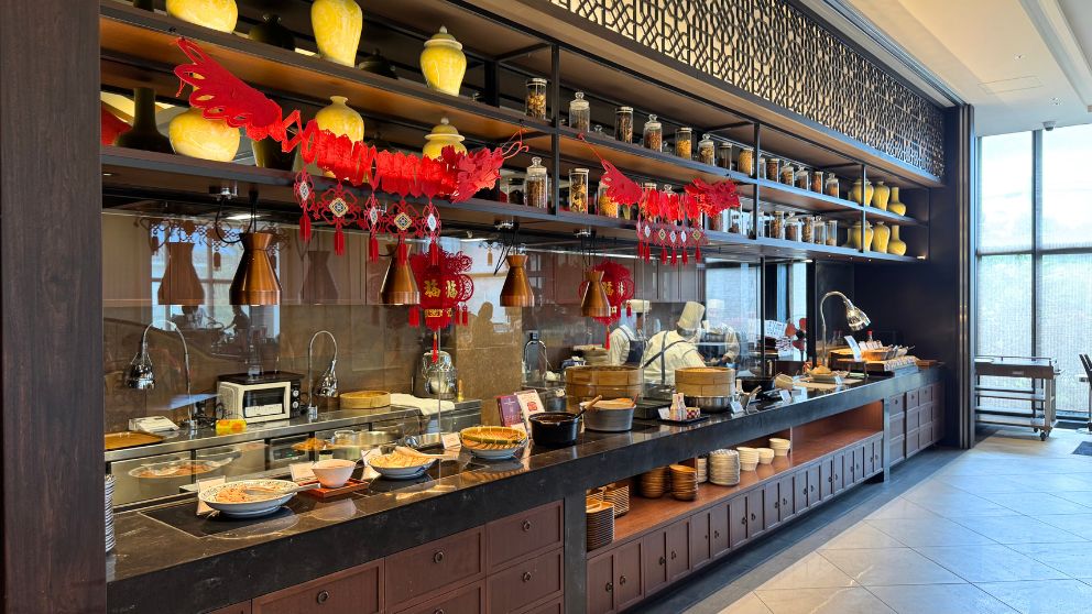 フサキビーチリゾートの朝食ビュッフェ。中華っぽい飾り付けのコーナー