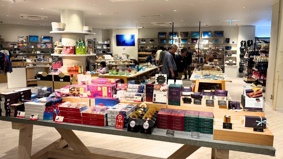 フサキビーチリゾートのお土産物屋さん、Resort Shop & Marketの店内の様子