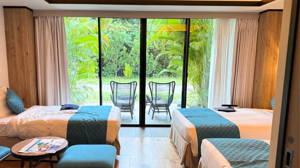 フサキビーチリゾートのパティオ付きの部屋の様子