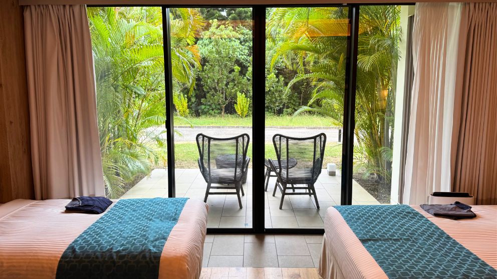 フサキビーチリゾートのパティオスーペリアツインルームからみるパティオ。トロピカルな雰囲気