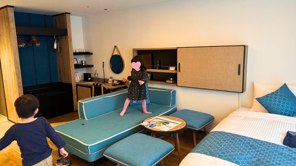 フサキビーチリゾートのパティオスーペリアツインルームの様子。収納・テレビ・デスクの方面