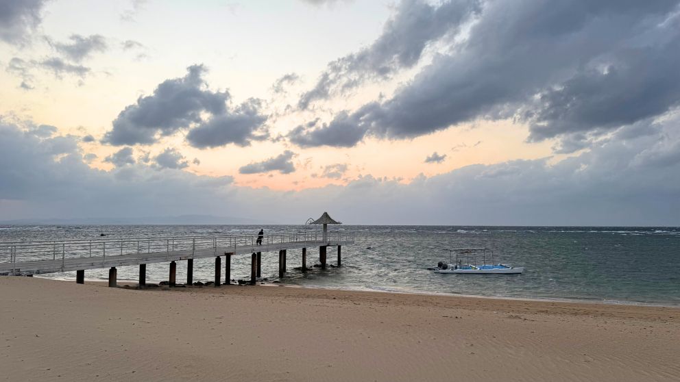 フサキビーチリゾートの桟橋と海、曇りの日の様子