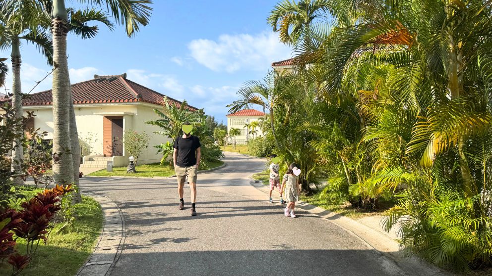 晴れた日にフサキビーチリゾートの道を歩く私の家族