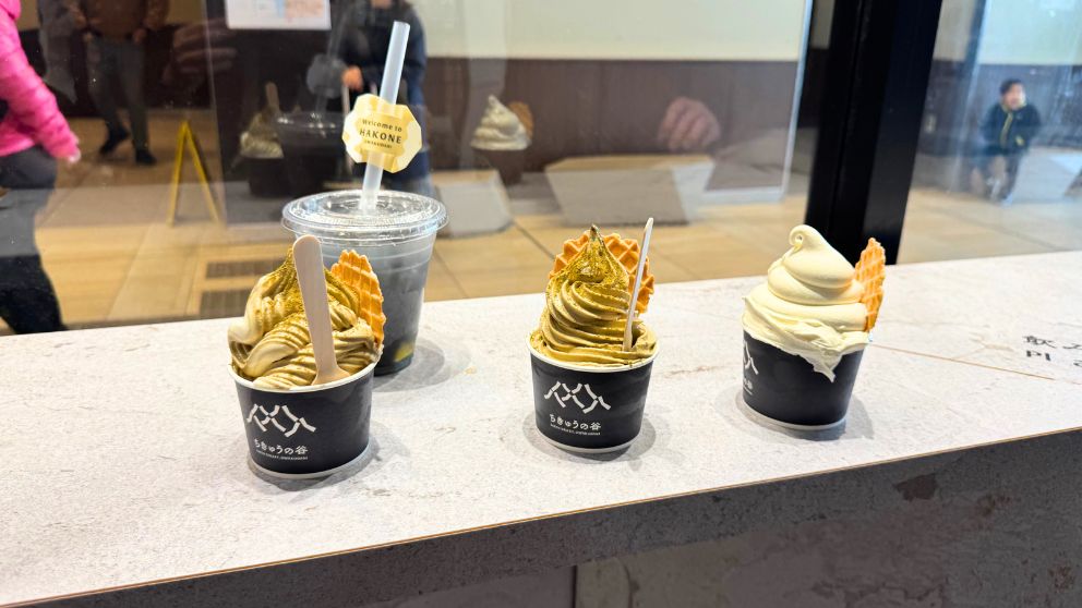 カフェのカウンターに並んだ、大涌谷限定のソフトクリームとレモネード