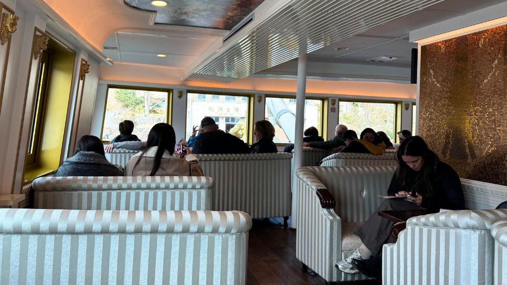 箱根海賊船の豪華な内装。前方の景色が見渡せる席が人気