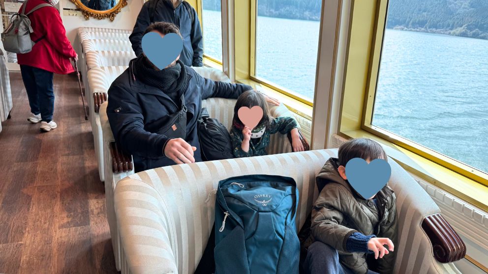 箱根海賊船の豪華な内装。窓辺のゆったりとしたソファ席でくつろぐ