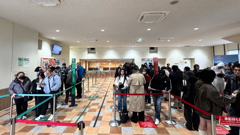 箱根海賊船の桃源台港チケット売り場で、乗船券購入後に乗船の列に並ぶ多くの観光客