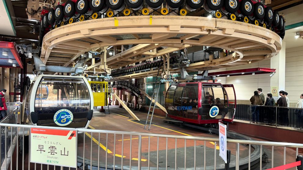 箱根ロープウェイ早雲山駅のプラットホーム。新型ゴンドラ(赤と白)と「早雲山」の駅名標