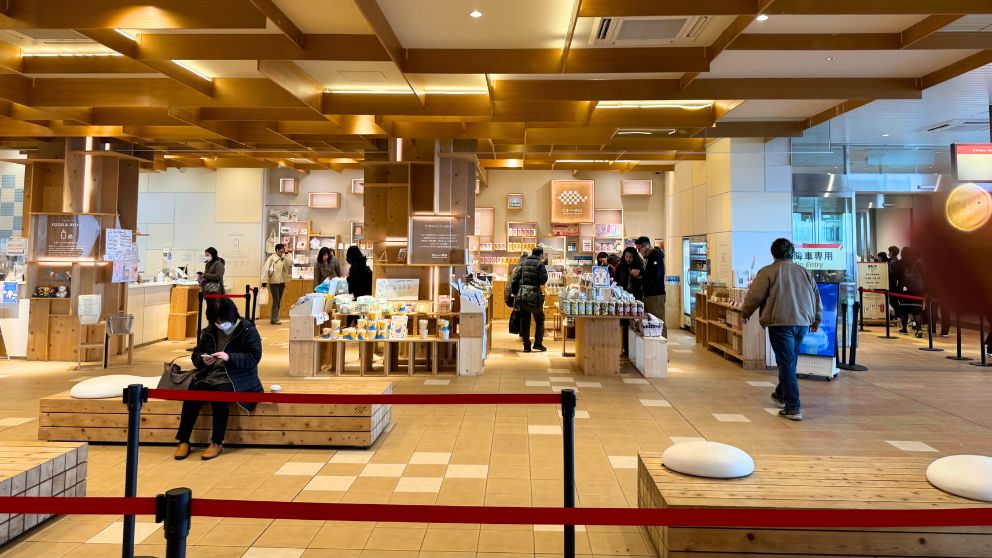 箱根・早雲山駅の売店とお土産コーナー、休憩スペースの様子