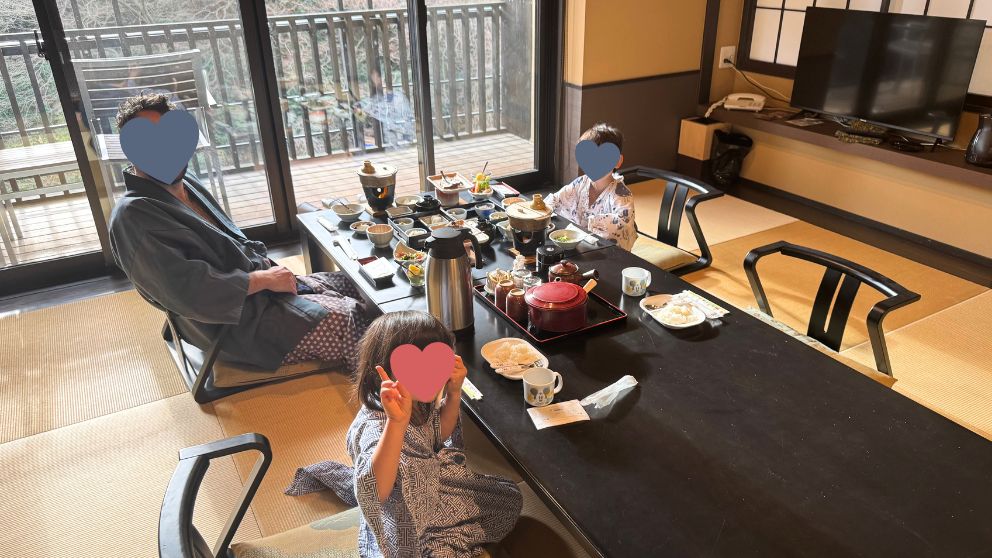 箱根水明荘の客室での食事と家族の様子