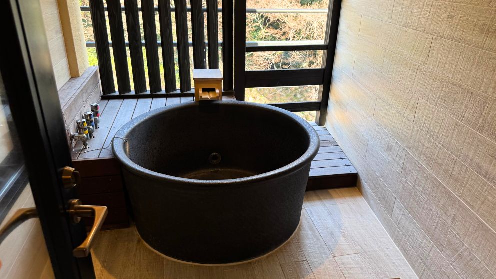 箱根水明荘の客室にある露天風呂の様子