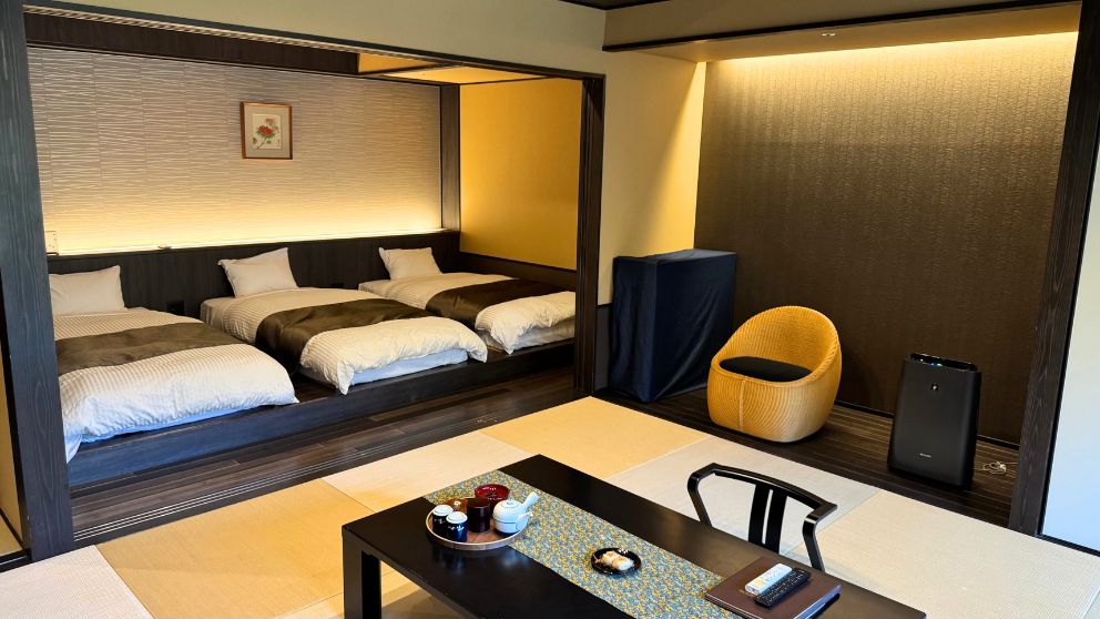 箱根水明荘の和室とベッドがある客室の様子
