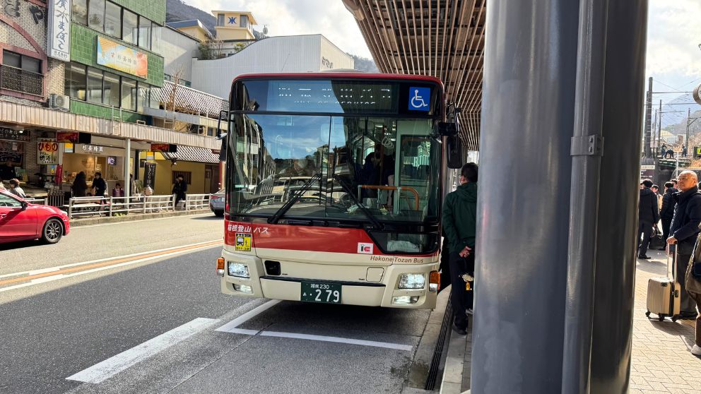 終点の箱根湯本駅に到着した、白とオレンジのラインが入った箱根登山バス