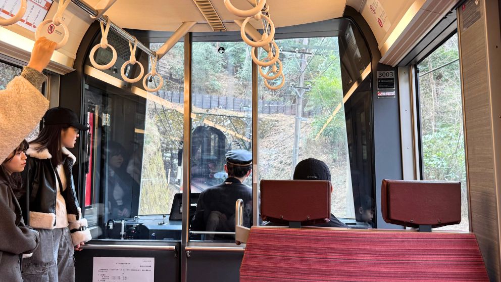 箱根登山電車の運転席と、前方に見えるトンネル