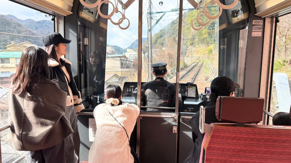 箱根登山電車の運転席と、前方に見える急勾配の線路