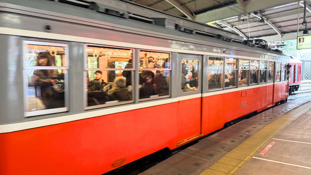 箱根登山鉄道の伝統的な赤い車両(アレグラ号)。箱根湯本駅にて。