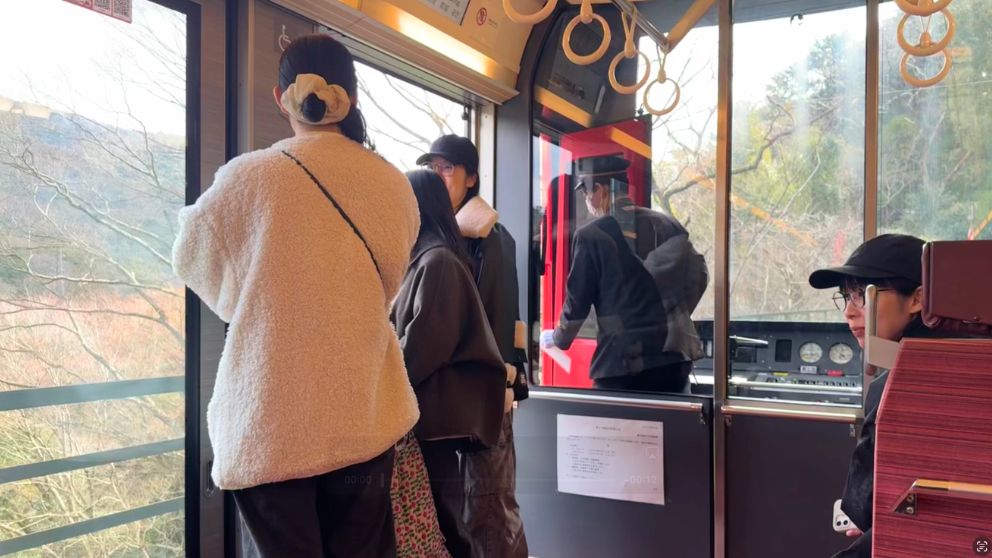 箱根登山電車のスイッチバックポイントでホームへ降りる運転手さん