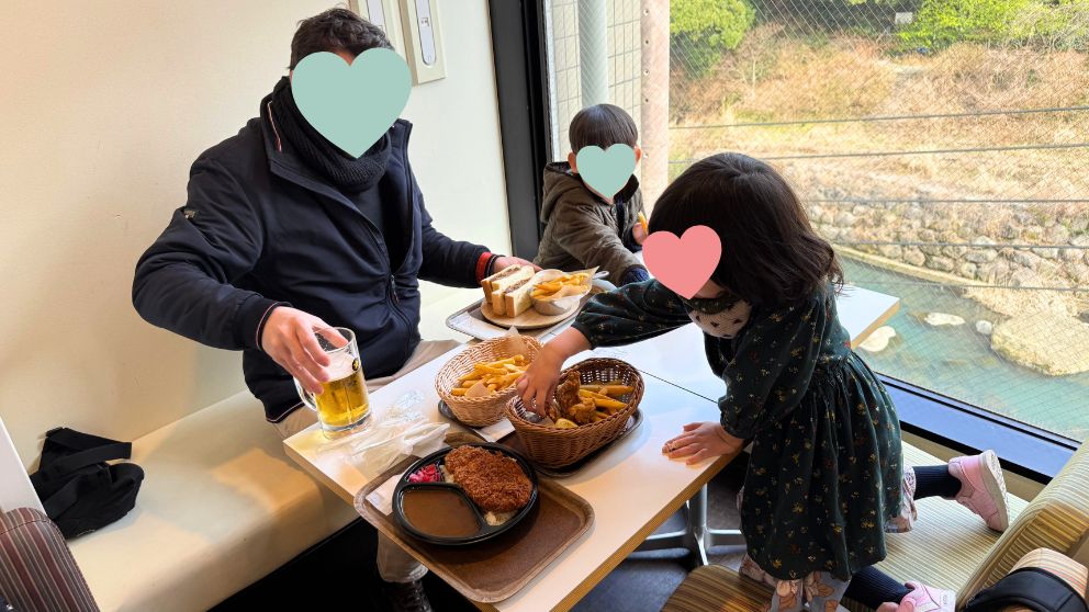 箱根湯本のフードコート「MITSUKI」で食事を楽しむ家族の様子