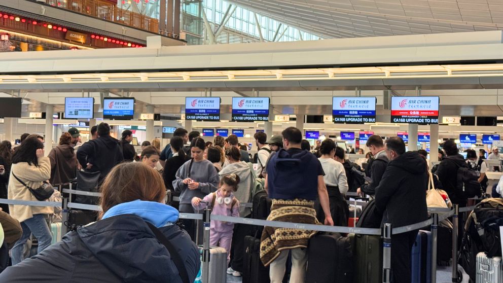 羽田空港の中国国際航空チェックインカウンター
エコノミークラスが大行列になっている