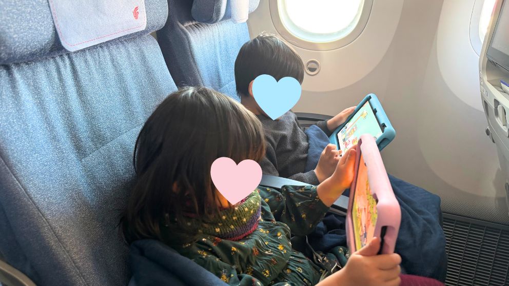 中国国際航空の機内でタブレットを見る子ども(ブダペスト→北京)