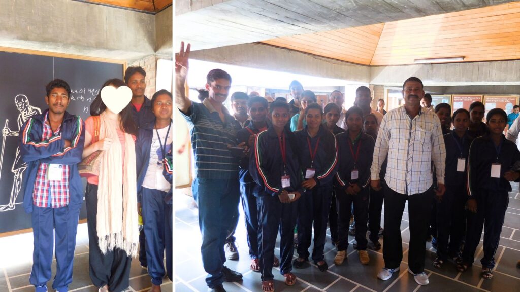 アーメダバードのサバルマティ・アシュラムで修学旅行中の学生たちと記念撮影