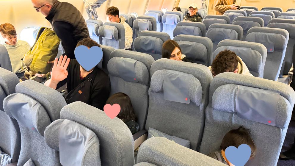 中国国際航空エコノミークラスの機内。グレーの座席が並ぶ客室の様子