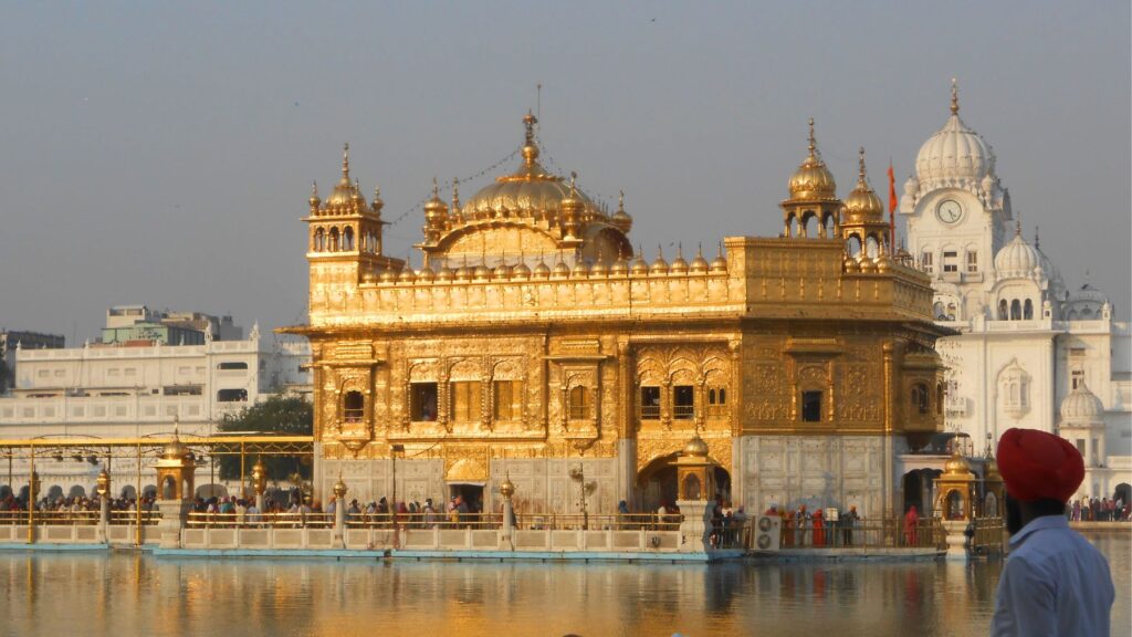 アムリトサルのゴールデン・テンプル(黄金寺院)の外観と池