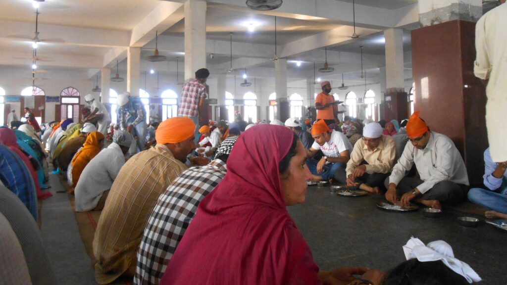 ゴールデン・テンプル内で礼拝するシク教徒たち