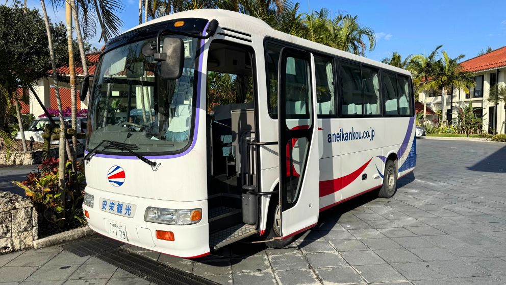 フサキビーチリゾート前に停車する安栄観光のシャトルバス