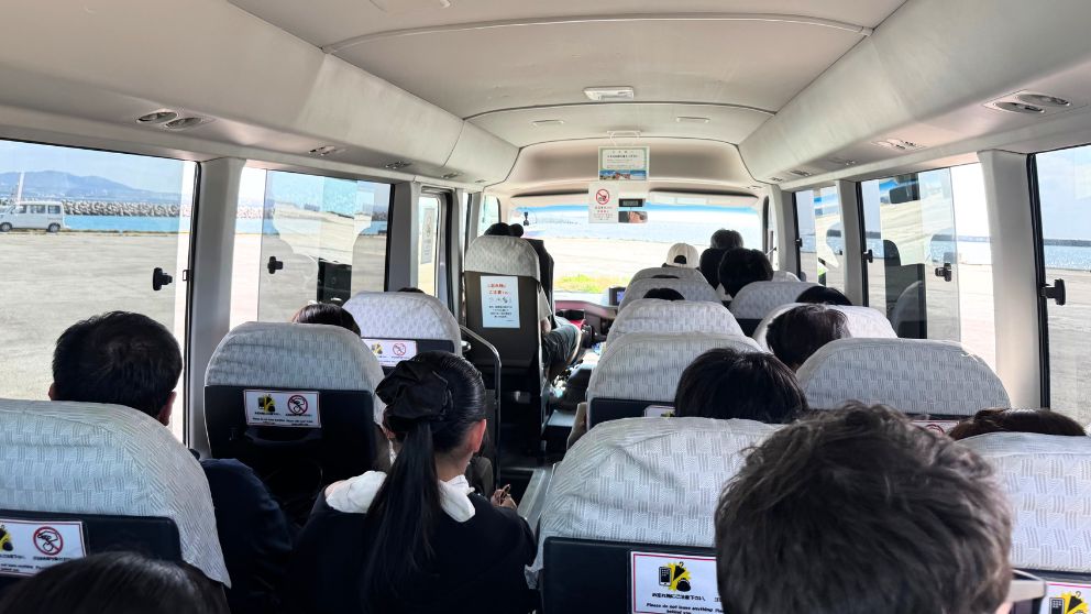 竹富港から出発する安栄観光のシャトルバス車内の様子