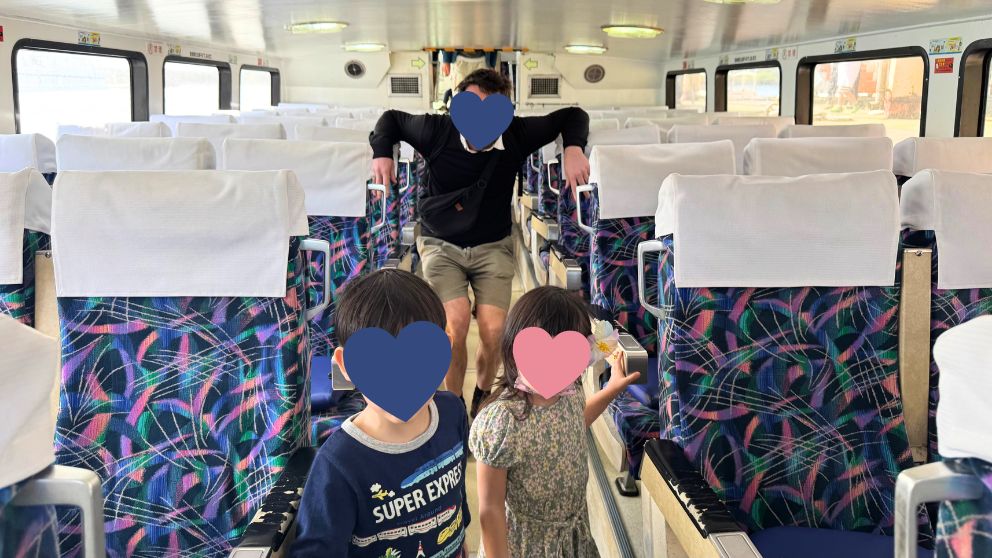安栄観光の高速船内で席を選ぶ私の家族の様子