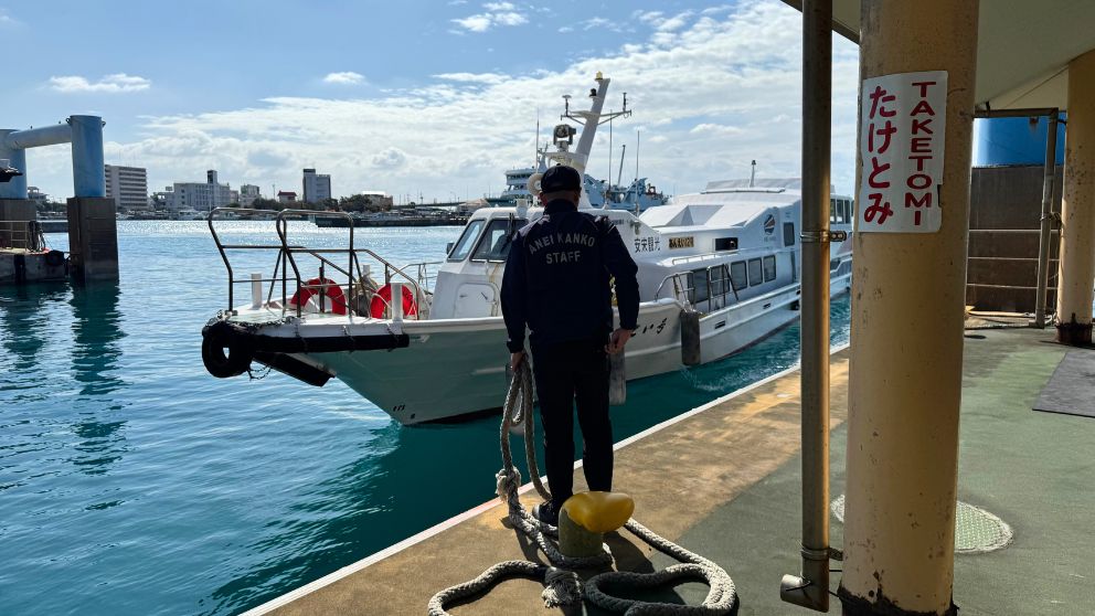 石垣港の乗船口に停泊する安栄観光の竹富島行き高速船