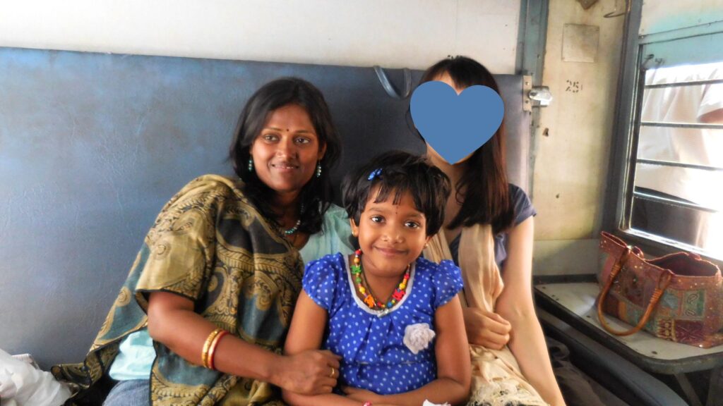 アラクへ向かう電車の中で出会った地元の親子