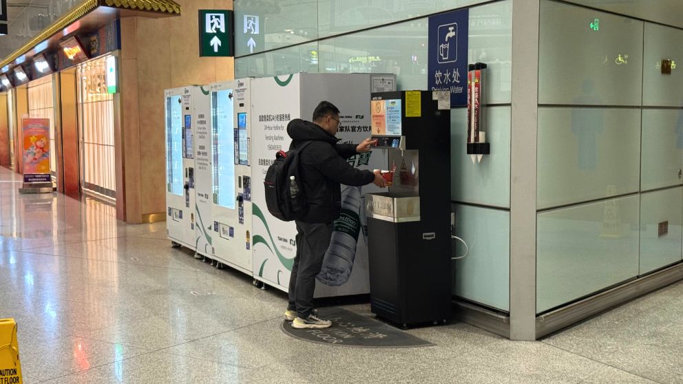 北京首都国際空港内の給水所と自動販売機。無料で飲料水を補給できる