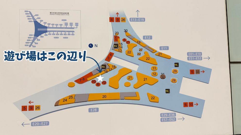 北京首都国際空港のターミナルマップ。子ども向け遊び場の場所を星印で示している