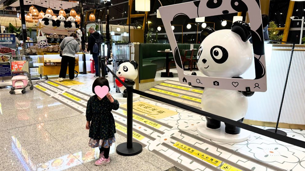 北京首都国際空港内のパンダをテーマにしたレストラン前に立つ女の子