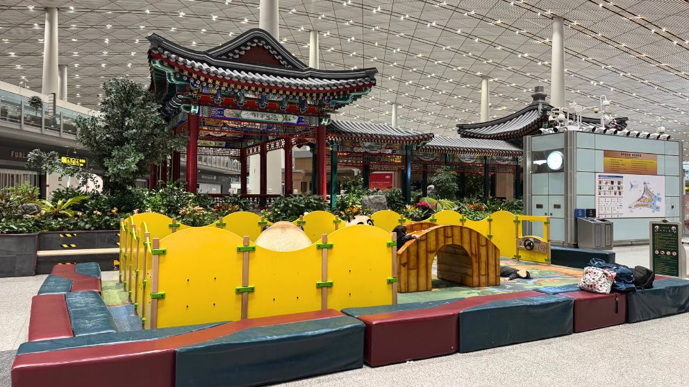 北京首都国際空港内の子ども向け遊び場と中国伝統建築風のパビリオン