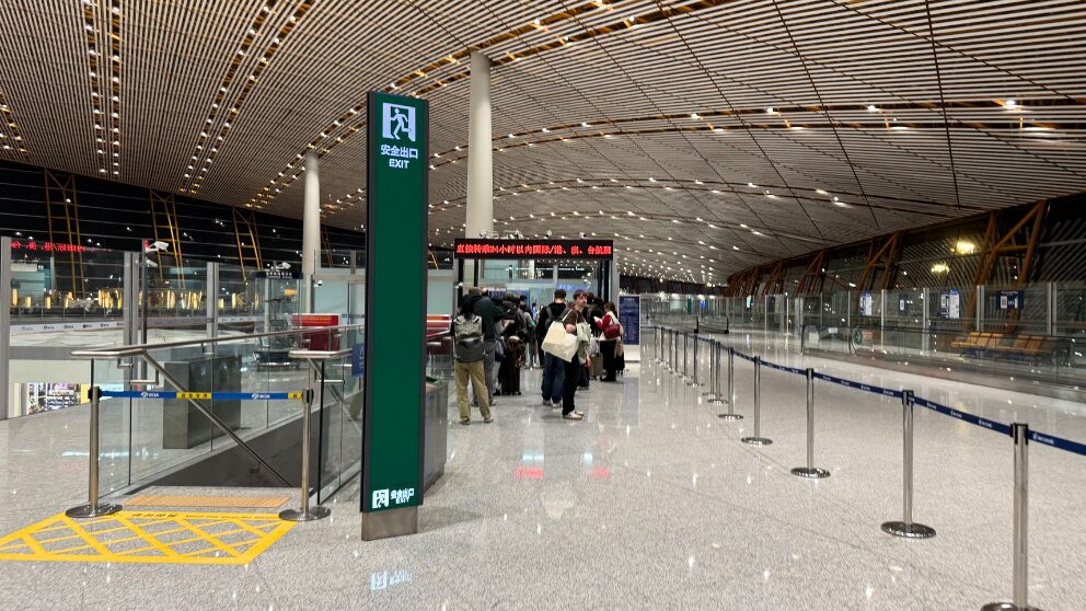 北京首都国際空港のトランジットエリア入口。セキュリティチェックに並ぶ旅行者の様子