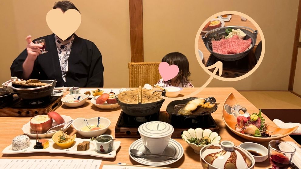 千明仁泉亭の夕食会席料理。上州牛のすき焼きや刺身など豪華な品々が並ぶ