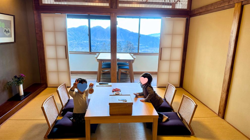 千明仁泉亭の和室。窓から上州の山並みが一望できる