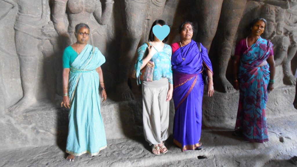 エローラ石窟群でインド人女性たちと記念撮影