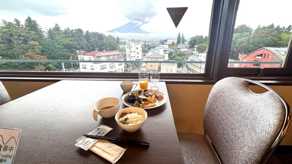 富士レークホテルの朝食と窓越しに見える富士山の眺め