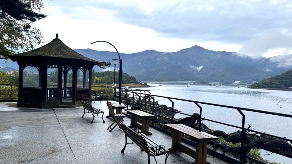 雨の河口湖畔に建つガゼボと山々の眺め