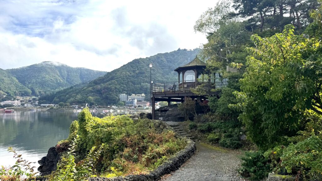 河口湖畔の遊歩道とガゼボ、山を背景に