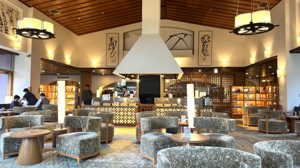 富士レークホテルのラウンジと書の装飾が映えるロビー