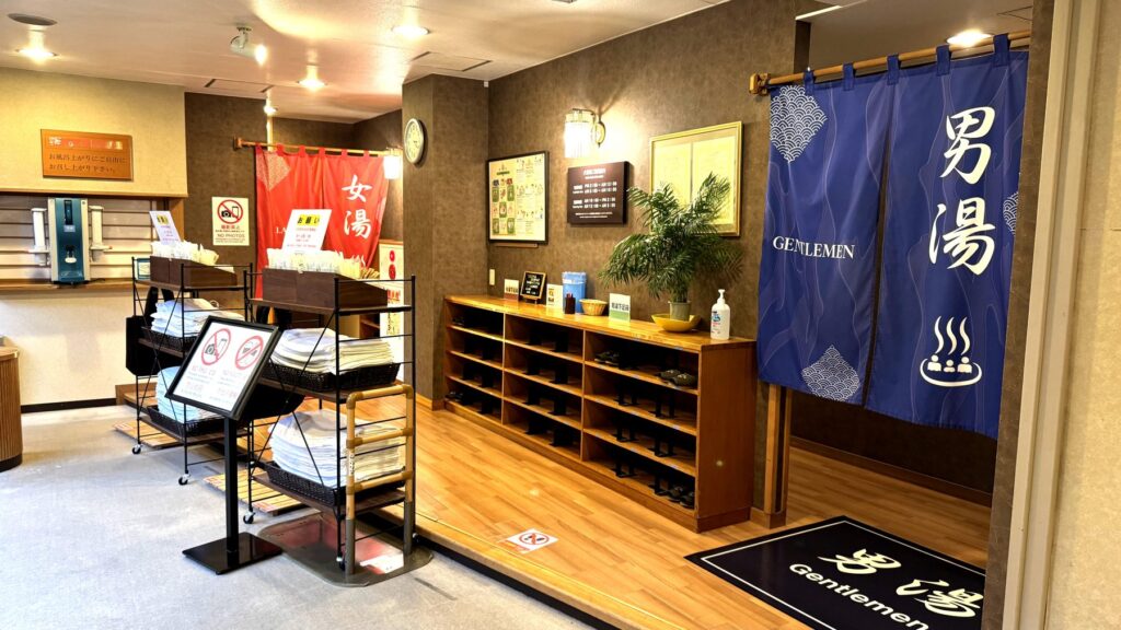 富士レークホテルの温泉入口、男湯と女湯の暖簾