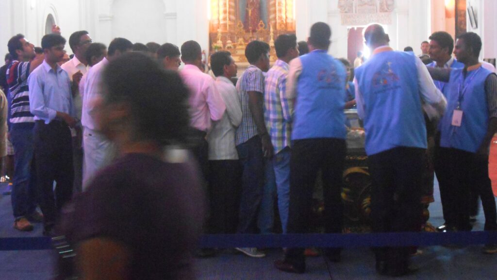 10年に一度公開される聖フランシスコ・ザビエルの聖体公開に集まった巡礼者たちと、荘厳な教会内部