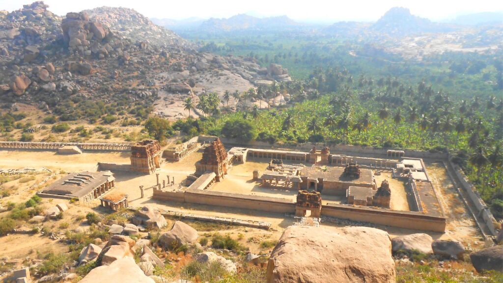 ハンピの丘の上から見下ろすヴィジャヤナガル帝国の寺院遺跡群