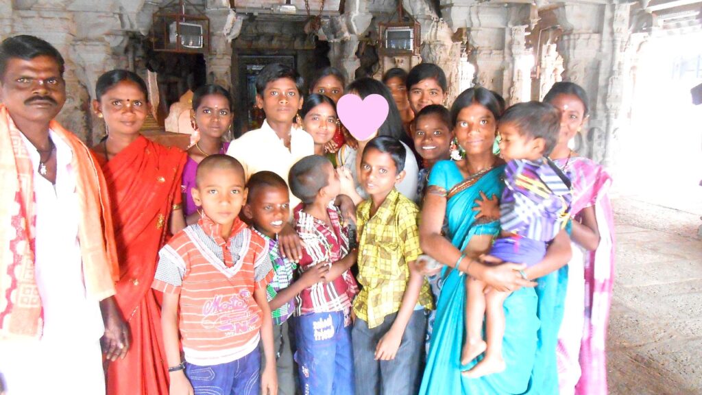 ハンピの寺院で出会った地元の家族と記念撮影